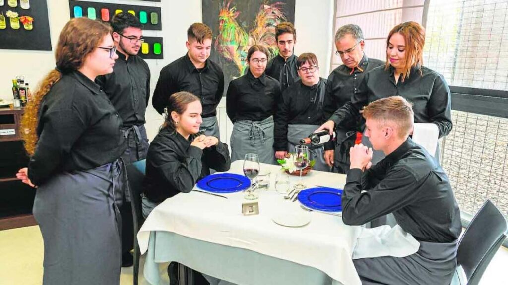 La Junta de Extremadura ofrece 39 plazas fijas de camarero-limpiador con certificado de ESO